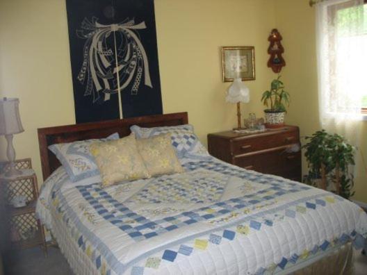Maple Woods Casselman Room photo